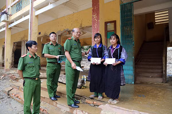 Thiếu tướng Trần Minh Chất - Phó Giám đốc Học viện CSND thăm hỏi, tặng quà cho nhân dân vùng lũ huyện Mù Căng Chải, tỉnh Yên Bái.
