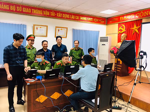 Một điểm cấp CCCD tại huyện Bát Xát vẫn làm việc dù đêm đã khuya.