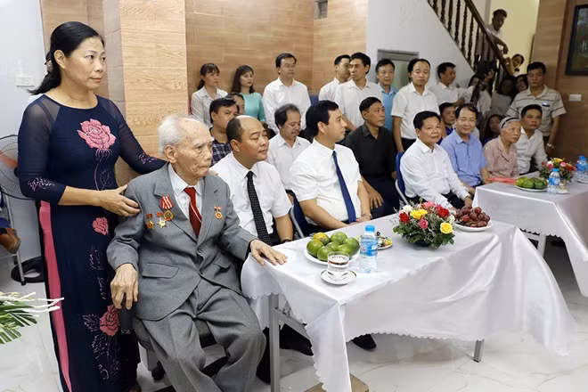 Buổi Lễ trao Huy hiệu 75 năm tuổi Đảng cho Thiếu tướng Nguyễn Duy Phê.