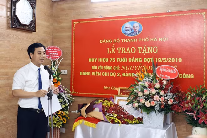 Đồng chí Nguyễn Minh Tâm, Phó Bí thư Thường trực Quận ủy Hoàng Mai phát biểu tại buổi lễ.