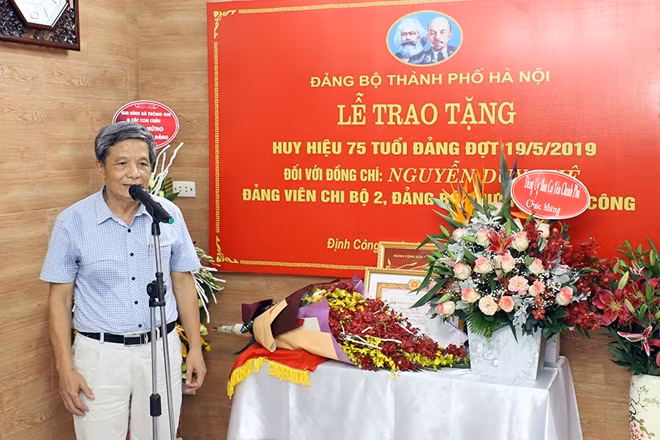 Đại diện gia đình Thiếu tướng Nguyễn Duy Phê gửi lời cảm ơn tới Đảng ủy quận Hoàng Mai cùng các đại biểu tham dự buổi lễ.