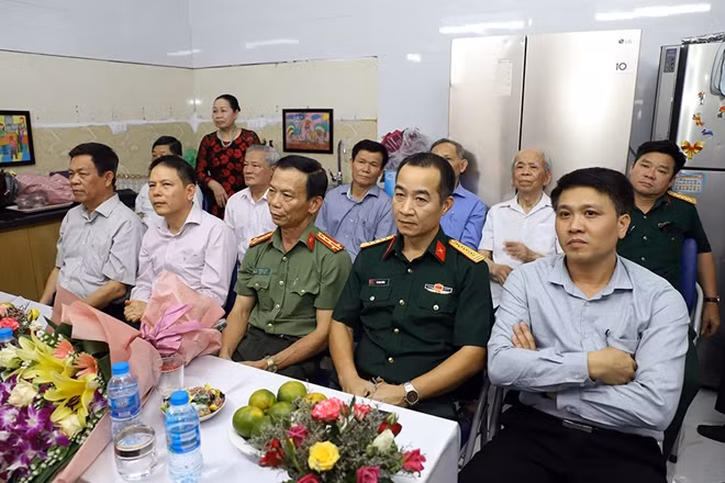 Các đại biểu dự buổi lễ.