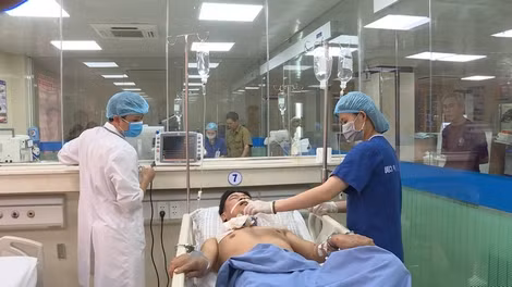 Đối tượng Thu sau khi gây án được cấp cứu tại Bệnh viện Đa khoa tỉnh Phú Thọ, hiện đã qua cơn nguy kịch.