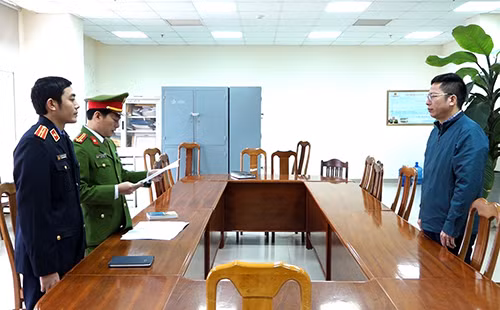 Tống đạt quyết định khởi tố bị can và lệnh khám xét chỗ ở, chỗ làm việc đối với Trương Tấn Lâm, Phó Giám đốc Ban quản lý dự án môi trường và biến đổi khí hậu thành phố Đồng Hới, tỉnh Quảng Bình.