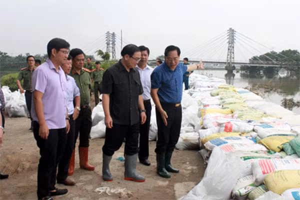 Bí thư Thành ủy Hà Nội Hoàng Trung Hải và Thiếu tướng Đoàn Duy Khương trực tiếp thị sát khu vực tả đê Bùi ( huyện Chương Mỹ)