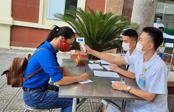 Tình nguyện viên đăng ký tiêm thử nghiệm giai đoạn 3 vaccine Nanocovax tại Học viện Quân y.