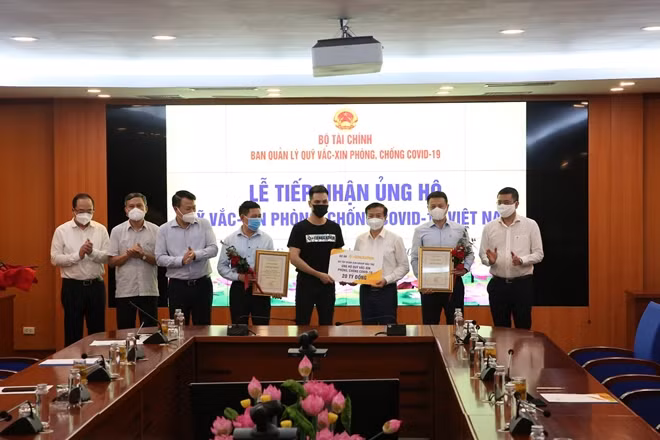 Đại diện dự án Dự án cộng đồng Thế hệ S trao tặng 20 tỷ đồng cho Quỹ vaccine phòng chống Covid-19