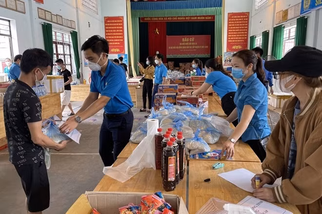 Công nhân ở Bắc Giang được hỗ trợ thực phẩm thiết yếu