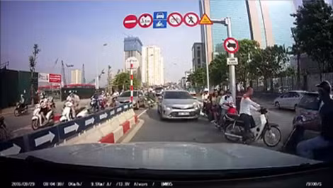 Không chỉ có xe máy mà cả ô tô cũng đi ngược chiều.