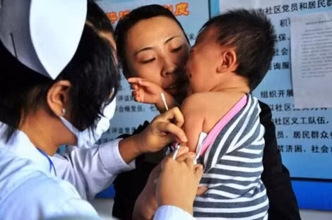 Trẻ em tại Trung Quốc tiêm vaccine ngừa bệnh. Trẻ em tại Trung Quốc tiêm vaccine ngừa bệnh.