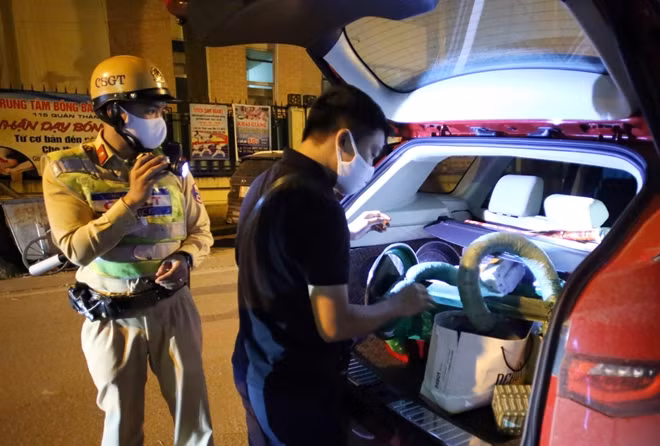 Không chỉ kiểm tra người đi xe máy, tổ công tác cũng kiểm tra kỹ lưỡng các phương tiện khác như ô tô khi lưu thông ra đường.