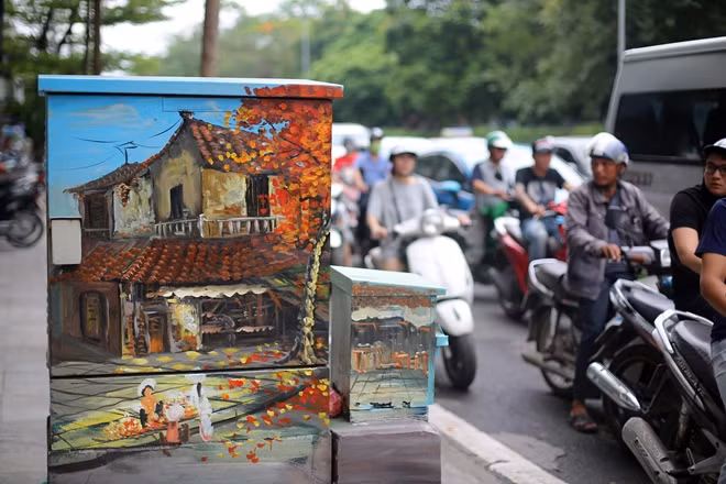 "Chiếc áo mới" của các bốt điện khiến ai đi qua cũng phải ngoái nhìn.
