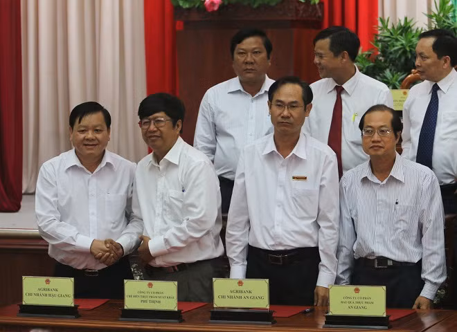 Lễ ký kết hợp đồng tín dụng giữa Agribank CN tỉnh Hậu Giang và An Giang với công ty Phu Thinh Food và công ty Antesco