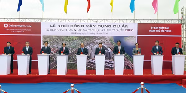 Thủ tướng Nguyễn Xuân Phúc dự lễ khởi công dự án “Tổ hợp khách sạn 5 sao và căn hộ dịch vụ cao cấp” tại khu đô thị ven sông Lạch Tray.