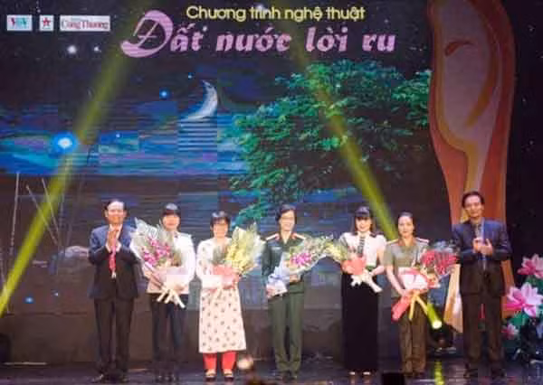 Ban Tổ chức tặng quà đại diện các phụ nữ tiêu biểu. Thượng tá Nguyễn Thúy Quỳnh, Phó Tổng biên tập Báo CAND (thứ hai từ phải sang).
