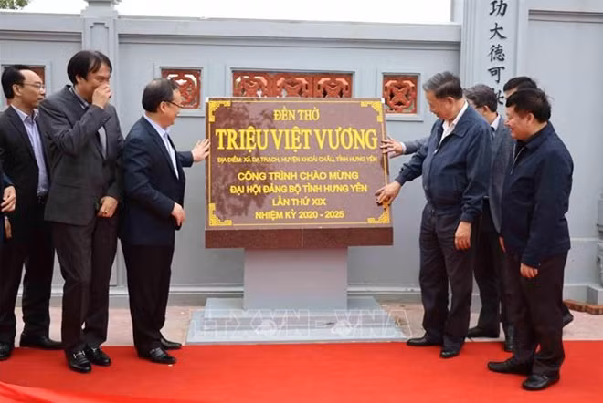 Các lãnh đạo gắn biển công trình Đền thờ Triệu Việt Vương chào mừng Đại hội Đảng bộ tỉnh Hưng Yên lần thứ XIX, nhiệm kỳ 2020 - 2025. Ảnh: Đinh Tuấn/TTXVN