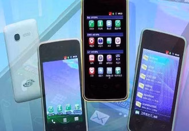 Pyongyang Touch, một mẫu smartphone khá là bí ẩn. Mẫu smartphone này được phát hành từ năm 2014. Không rõ mẫu smartphone này có các tính năng gì, nhưng nó có ba màu là hồng, xanh nước biển và màu trắng, theo NKNews cho biết.