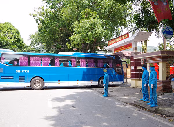 Lực lượng CSCĐ và Công an TP Hà Giang tham gia đảm bảo ANTT, điều tiết, hướng dẫn, sắp xếp xe ô tô đưa đón công dân tại điểm tập kết.