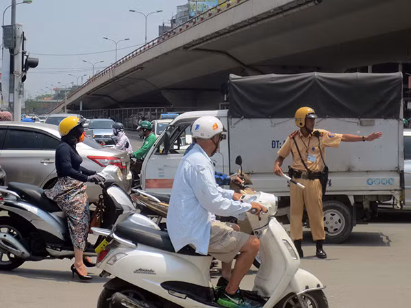 Cảnh sát giao thông Hà Nội căng mình tại nút giao thông Giải Phóng – Trường Chinh. Cảnh sát giao thông Hà Nội căng mình tại nút giao thông Giải Phóng – Trường Chinh.