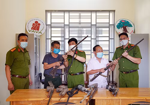 Người dân giao nộp vũ khí.