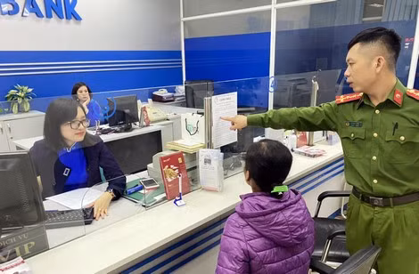Tại các điểm giao dịch của ngân hàng, cơ quan Công an đã có cảnh báo để người dân biết các thủ đoạn lừa đảo.
