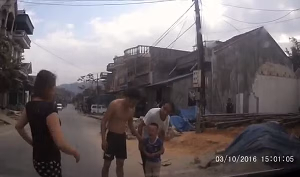 Người dân đang trấn án cháu bé.