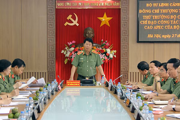 Thứ trưởng Bùi Văn Nam phát biểu tại buổi làm việc.