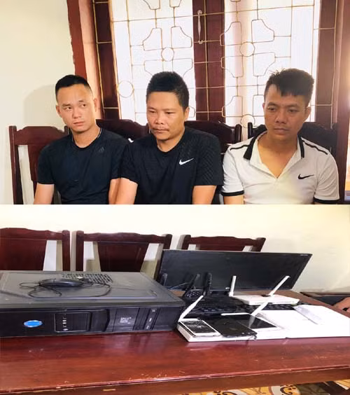 3 đối tượng (từ trái qua phải): Cường, Tuân, Tiến và tang vật trong vụ đánh bạc cá độ bóng đá Công an Tĩnh Gia bắt 3 đối tượng (từ trái qua phải): Cường, Tuân, Tiến và tang vật trong vụ đánh bạc cá độ bóng đá Công an Tĩnh Gia bắt