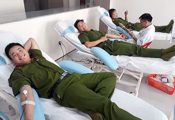 CBCS Đoàn Thanh niên Công an tỉnh Thừa Thiên - Huế tham gia hiến máu tình nguyện.
