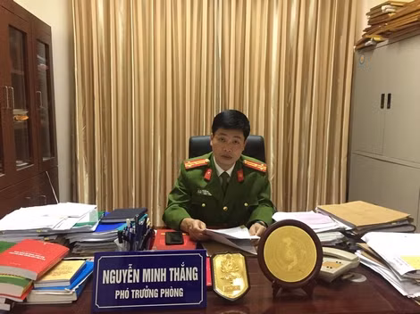 Thượng tá Nguyễn Minh Thắng nghiên cứu hồ sơ một vụ án.
