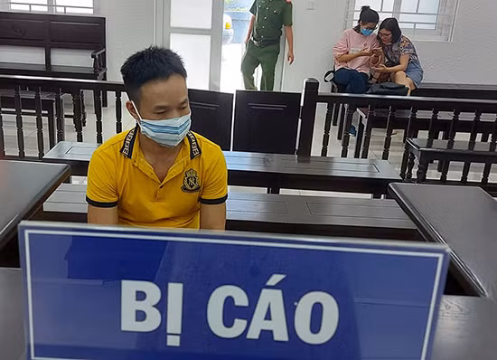 Bị cáo Tươi tại phiên toà. Bị cáo Tươi tại phiên toà.