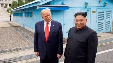 Ông Donald Trump và ông Kim Jong-un gặp nhau ngày 30-6 tại khu phi quân sự liên Triều.