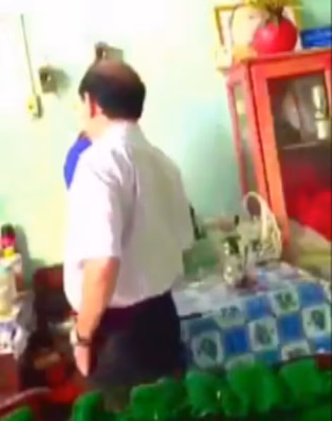 Vị Phó giám đốc Sở VH-TT-DL Cà Mau với hành vi sờ soạn nữ tạp vụ. Vị Phó giám đốc Sở VH-TT-DL Cà Mau với hành vi sờ soạn nữ tạp vụ.