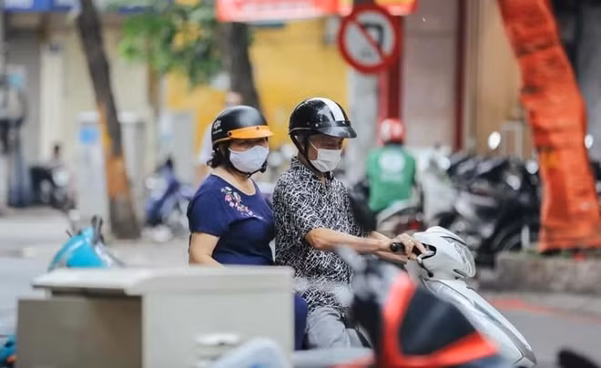 Nhiều người dân ra đường đã bắt đầu với thói quen đeo khẩu trang.