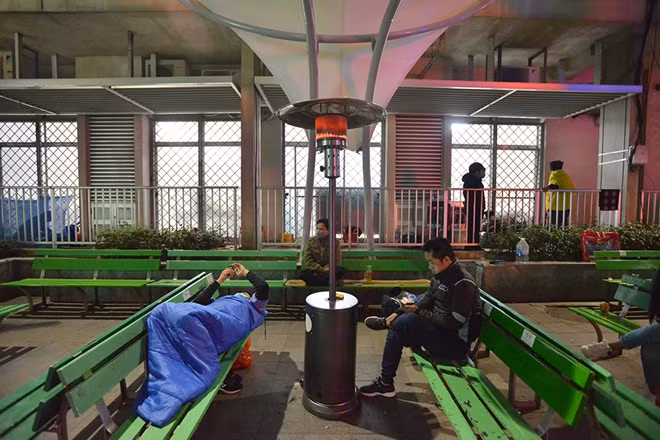 Những cây sưởi giúp người nhà bệnh nhân xua tan cái giá lạnh trong đêm đông rét đậm, rét hại.