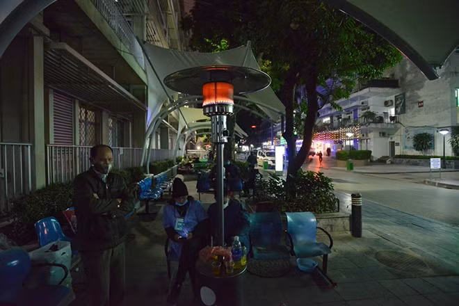 Tại khu vực được lắp đặt đèn sưởi, có rất nhiều người tập trung để tránh rét.