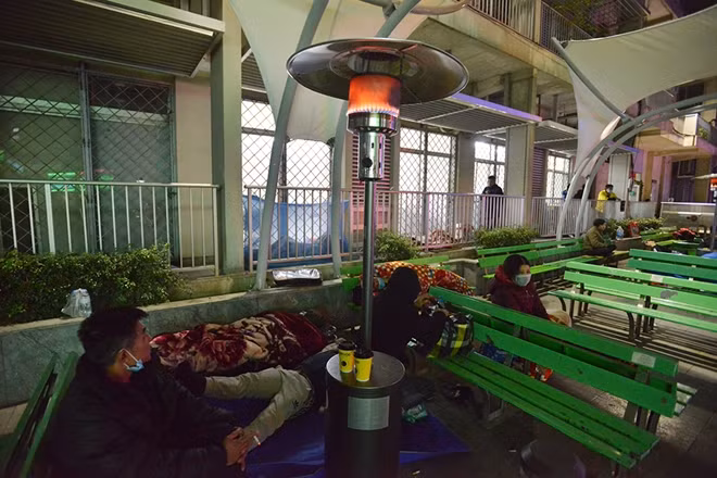 Khu vực đặt đèn sưởi cũng được Bệnh viện lắp đặt mái che tránh sương đêm cho người nhà bệnh nhân tiện việc chăm sóc người bệnh.