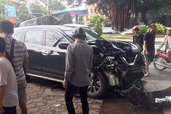 Chiếc Nissan 7 chỗ gây tai nạn. Ảnh: H.Phạm
