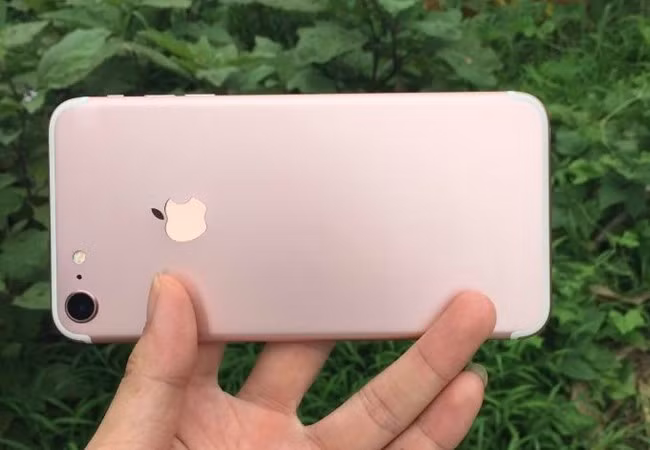 iPhone 7 phiên bản vàng hồng được rò rỉ mới đây.