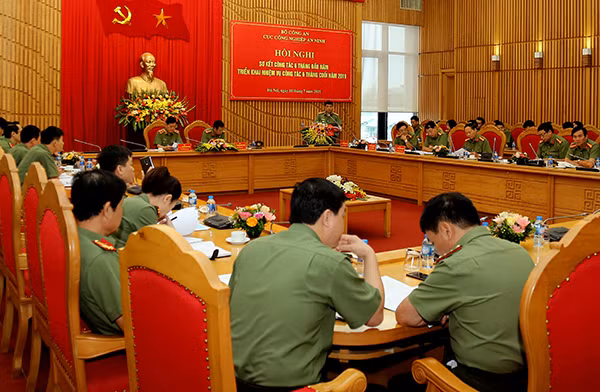 Đại tá Nguyễn Duy Toan, Cục trưởng Cục Công nghiệp an ninh trao Giấy khen tặng các tập thể cá nhân có thành tích xuất sắc