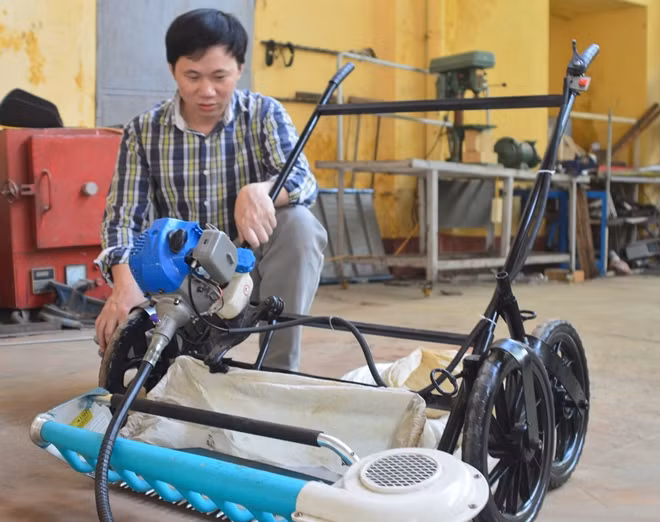 Máy thu hoạch rau má bằng động cơ xăng do nhóm giảng viên Trường Cao đẳng Công nghiệp Huế chế tạo thành công.