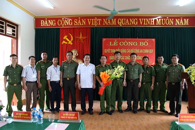 Lãnh đạo Công an tỉnh và UBND thành phố Thái Nguyên chúc mừng các cán bộ được điều động đảm nhiệm các chức danh Công an xã Sơn Cẩm.