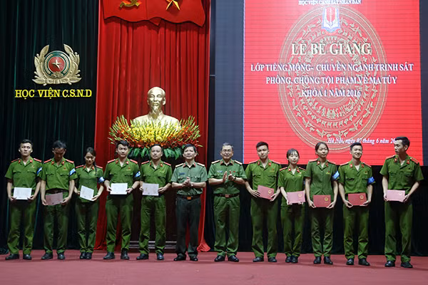 Học viện CSND biểu dương và tặng Giấy khen cho các học viên có thành tích học tập xuất sắc
