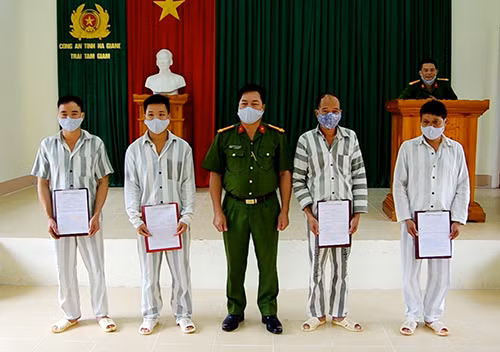 Phó Giám thị Trại tạm giam trao quyết định của tòa án cho người được tha tù có điều kiện
