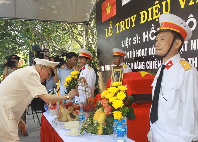 Đại diện BLL Nha Công an Trung ương, Thiếu tướng Nguyễn Quang Phòng, Trưởng Ban thắp nén hương tưởng niệm Liệt sỹ Hồng Tôn Cúc