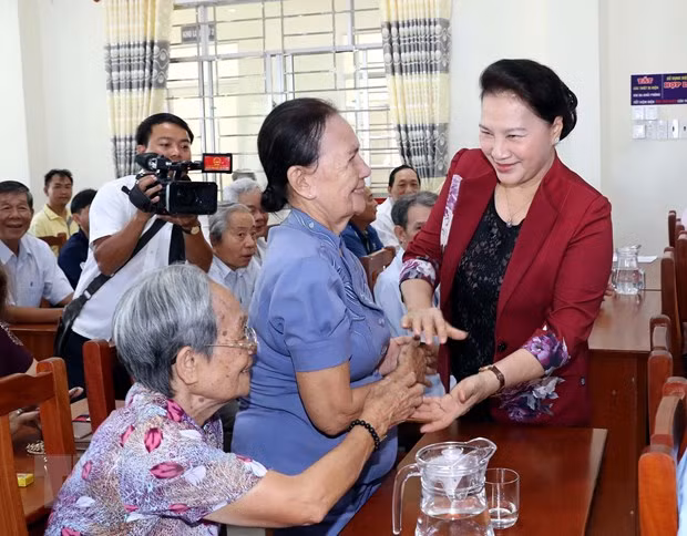 Chủ tịch Quốc hội Nguyễn Thị Kim Ngân với các cử tri phường An Hội. (Ảnh: Trọng Đức/TTXVN)