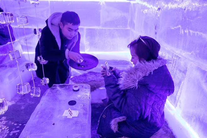 Thực đơn của quán khá đa dạng với nhiều món khác nhau như cà phê, soda, các loại trà nóng, sữa chua... Tuy nhiên theo các bạn trẻ khi tới với quán cho rằng mức giá khá cao so với mặt bằng chung khi dao động từ 89.000 đến 120.000 đồng.