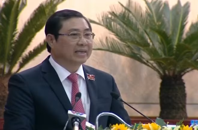 Chủ tịch UBND TP. Đà Nẵng khẳng định: “Không nên để câu chuyện Sơn Trà gây rắc rối trong đời sống chính trị của Đà Nẵng. Ai sai, để xảy ra sai phạm tại Sơn Trà thì người đó chịu trách nhiệm”…