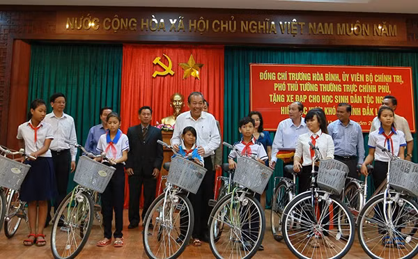 Phó Thủ tướng Thường trực Trương Hòa Bình cùng các đại biểu, đại diện lãnh đạo tỉnh Đắk Lắk tặng xe cho học sinh dân tộc thiểu số.