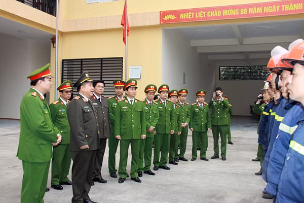 Thứ trưởng Bùi Văn Thành trao đổi, giao nhiệm vụ cho lực lượng trực tiếp chiến đấu Phòng Cảnh sát PCCC số 3